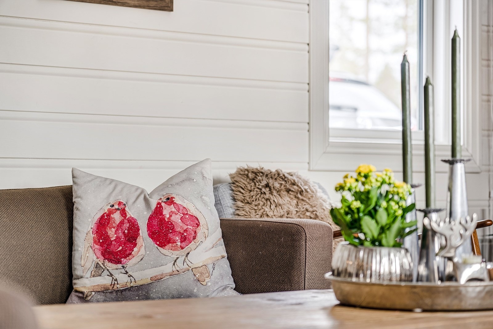 Smakfulle fargevalg gir en trivelig stue å oppholde seg i. Her er det plass til både en stor sofagruppe, kommode, hyller og en stor spisestue. Gulvet er av nyere dato og utført i klikkvinyl av høy kvalitet. Galleribilde