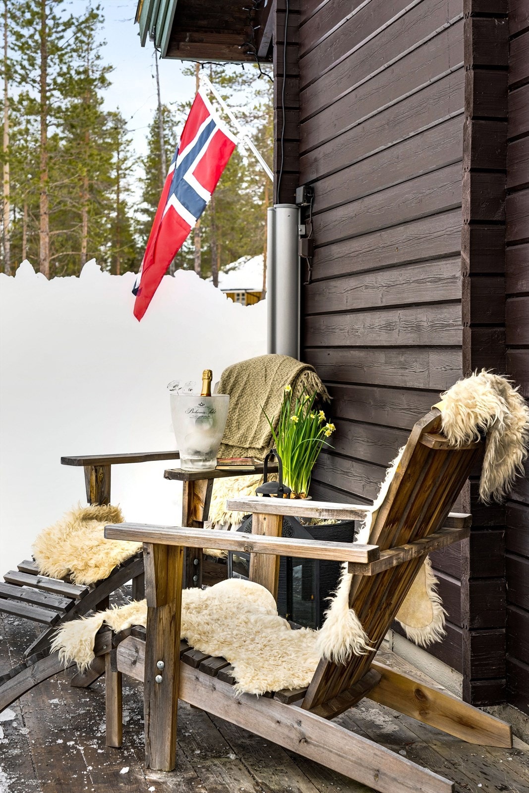 Terrassen har flere soner for sittegrupper - her ved levegg. Dette gjør at du kan sitte lunt eller mer luftig. Galleribilde