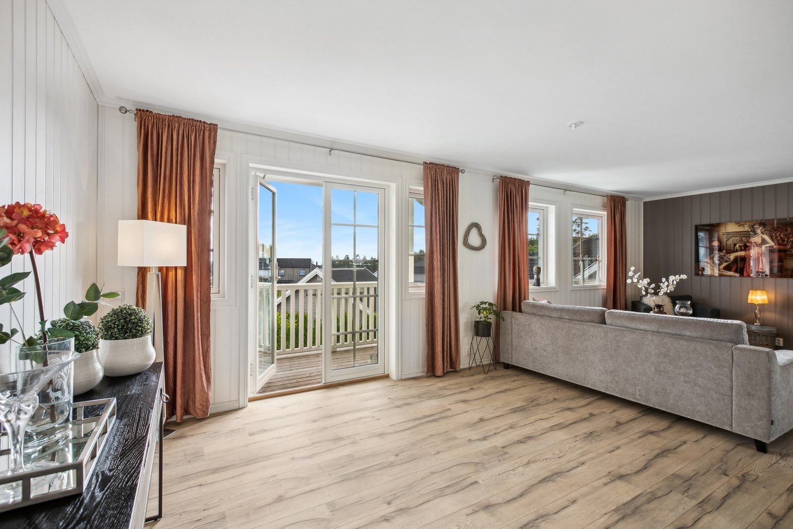 Loftstuen vil være et ønskelig, og hyggelig ekstra oppholdsrom for familien. Her er det også adkomst ut mot en ca. 5 kvm stor balkong. Galleribilde