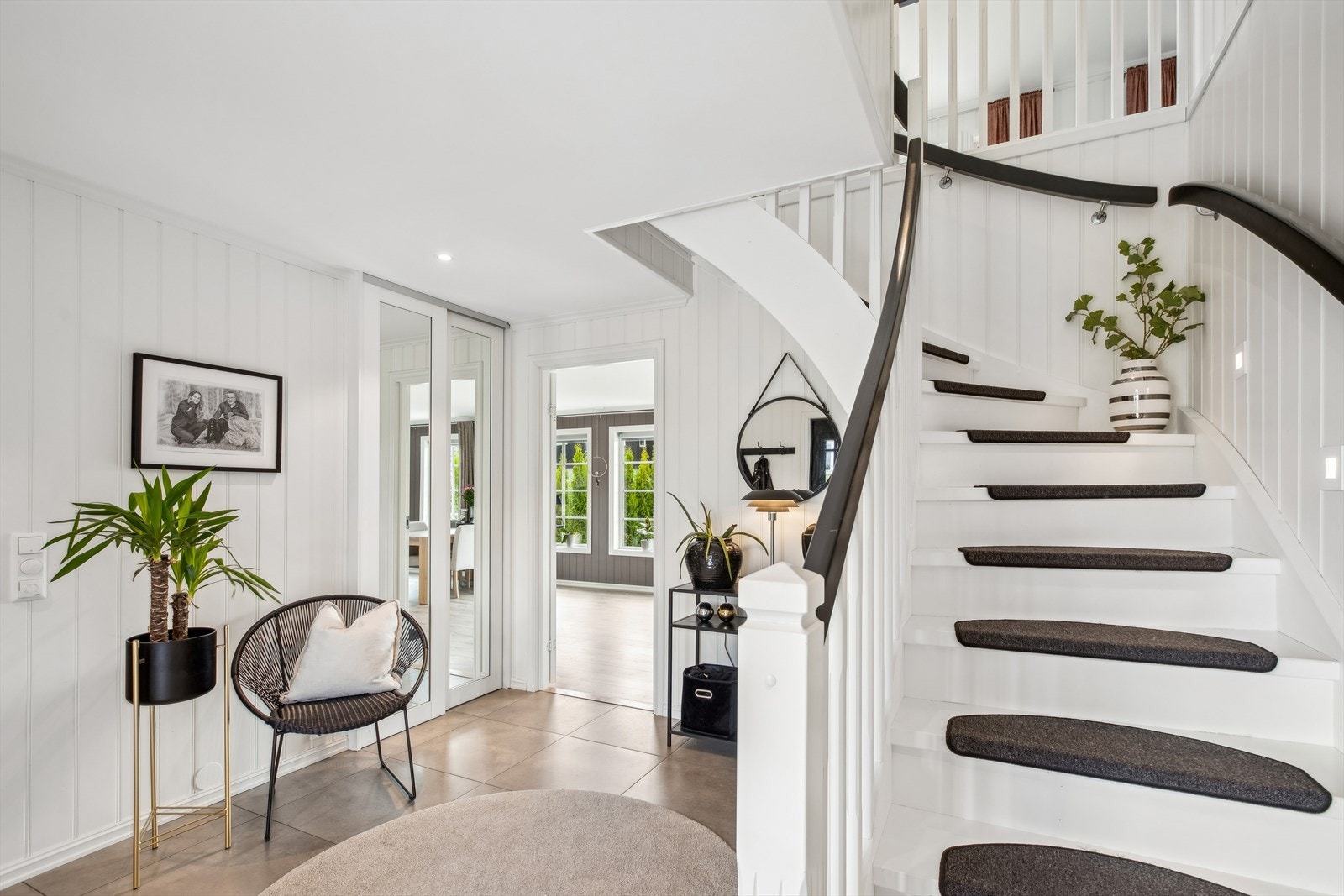 Via en malt tretrapp, med belysning, tar vi oss videre opp til andre etasje. Galleribilde