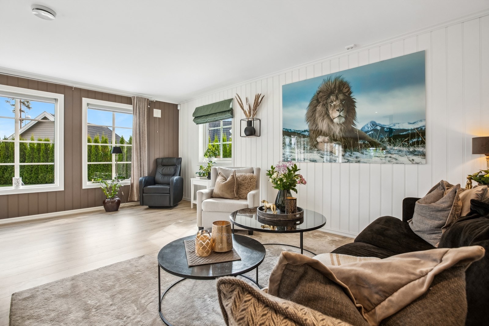 Det er lagt slitesterkt, kvalitetsgulv samt installert downlights i himling. Galleribilde