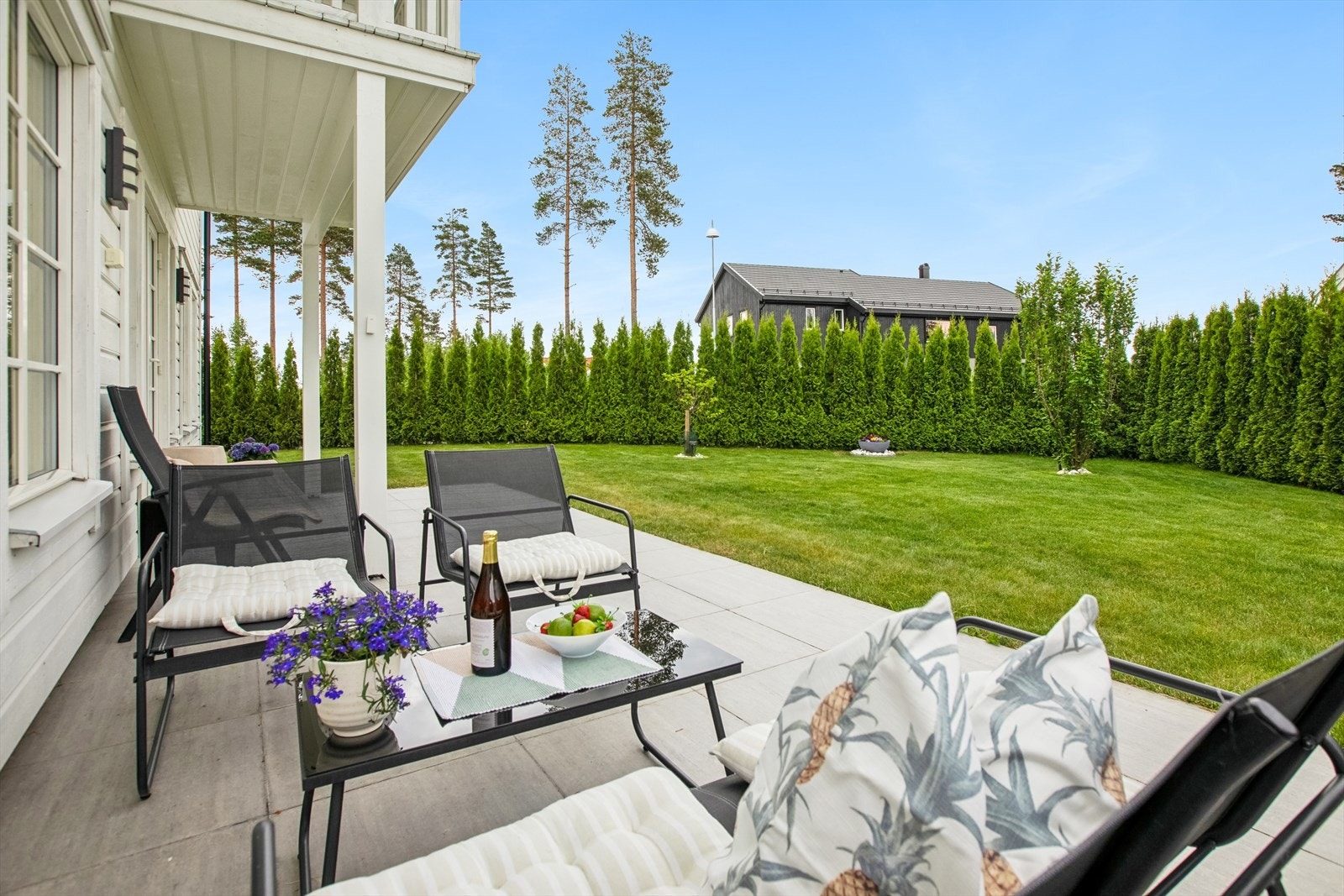 Eiendommen har en nydelig, opparbeidet hage med tre solrike uteplasser. Bla. denne herlige uteplassen på hele 43 kvm. Galleribilde