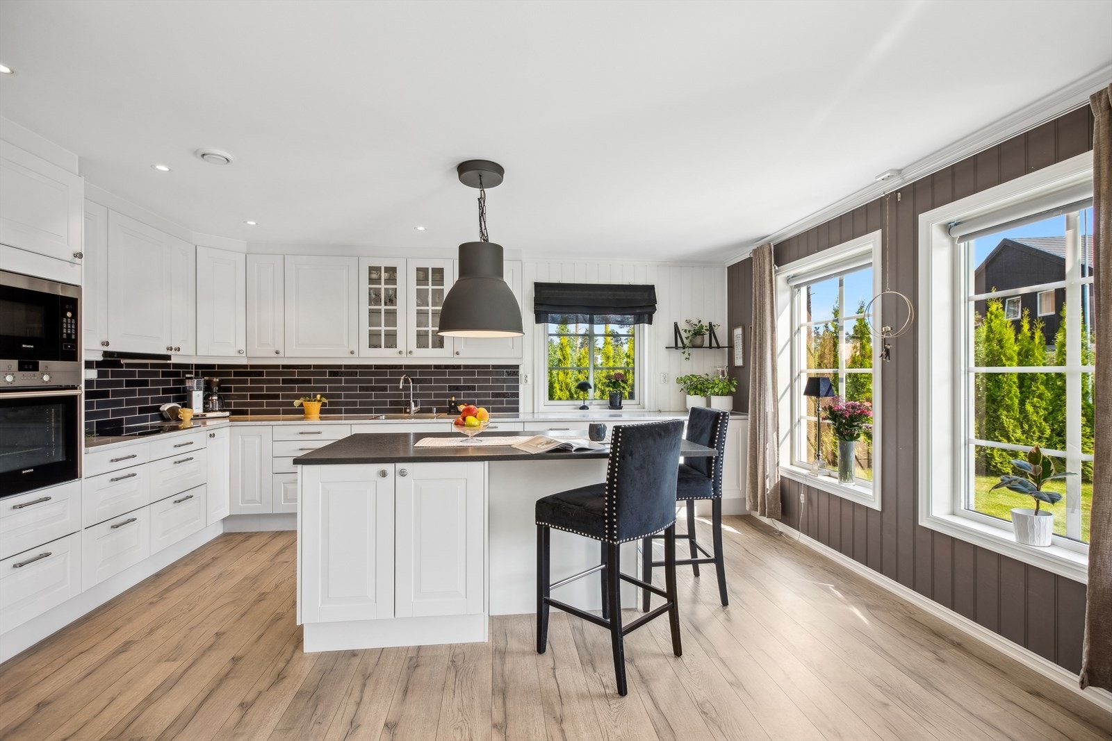 Lengre inn er kjøkkenet plassert. Kjøkkenet har en klassisk og tidløs kjøkkeninnredning med godt om skap- og benkeplass. Galleribilde