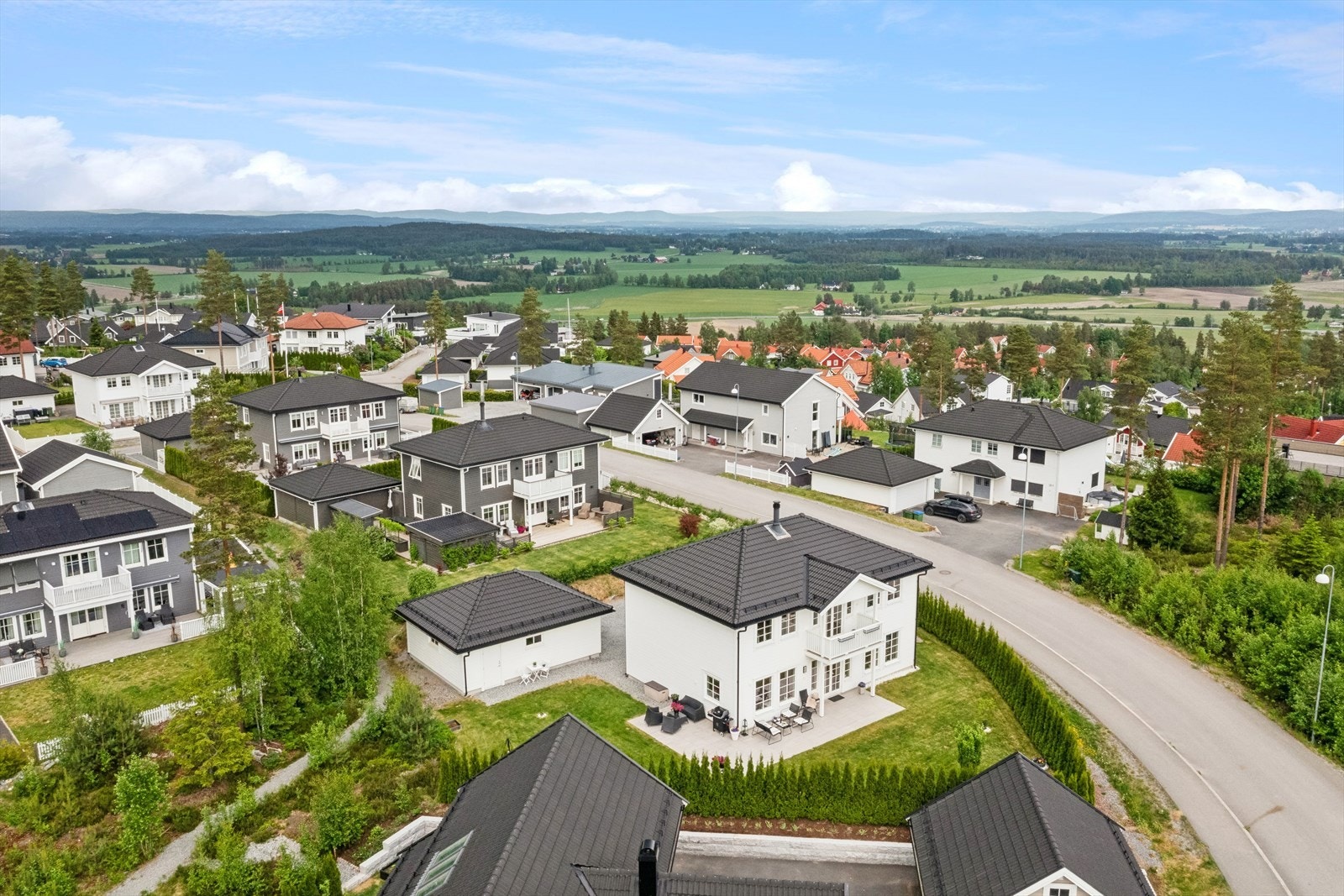 Eiendommen ligger høyt opp på Neskollen. Her bor du du i et område som tilbyr meget gode oppvekstsvilkår og er et velstelt boligområde. Galleribilde