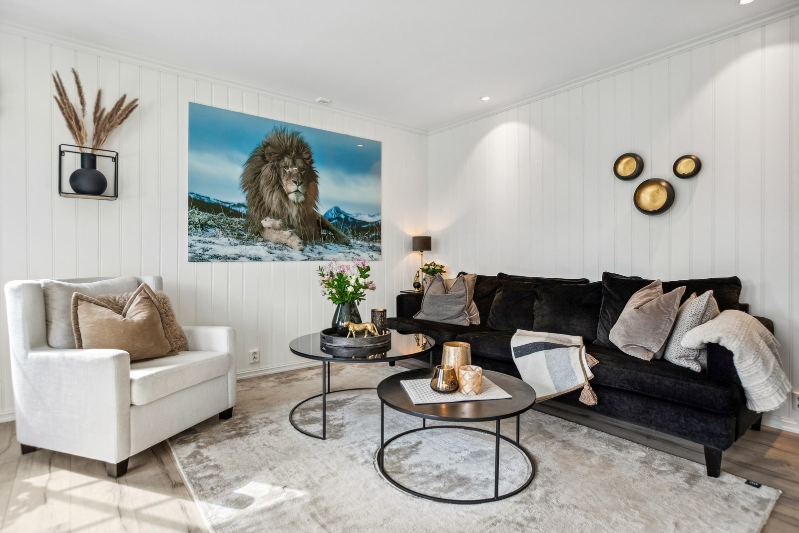 Her sitter du i usjenerte omgivelser med store vinduer som slipper inn rikelig med naturlig dagslys. Galleribilde