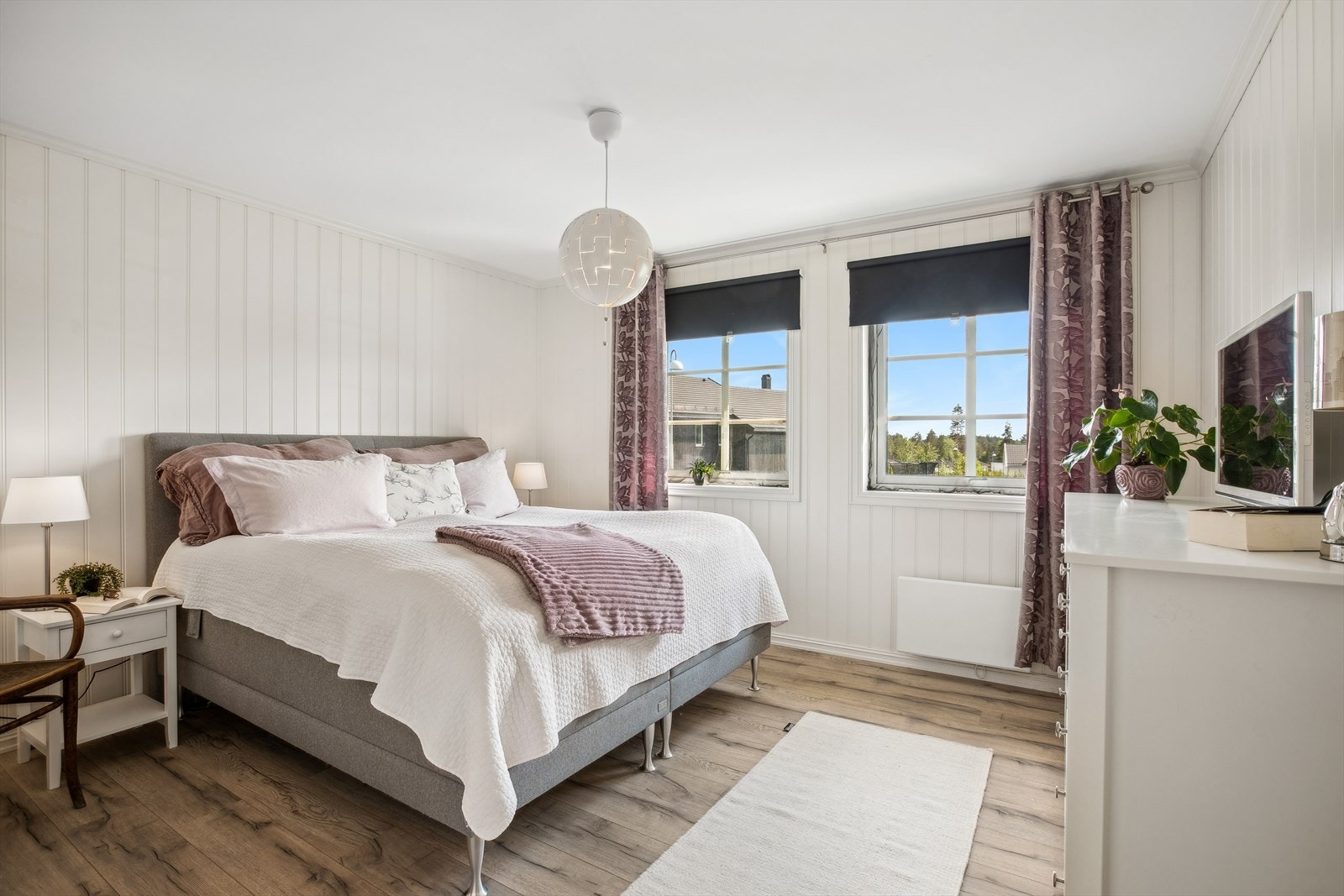 I andre etasje er alle soverom plassert. Dette vil benevnes som hovedsoverommet og har en bod/garderobe/walk-in-closet tilknyttet. Galleribilde