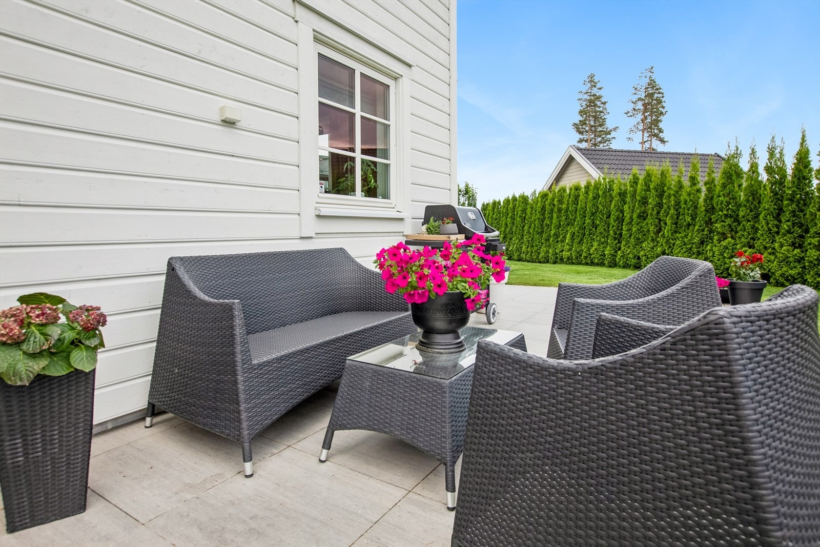 Uteplassen strekker seg rundt stuen og du kan nyte solen både på morgen til sent på kvelden. Galleribilde