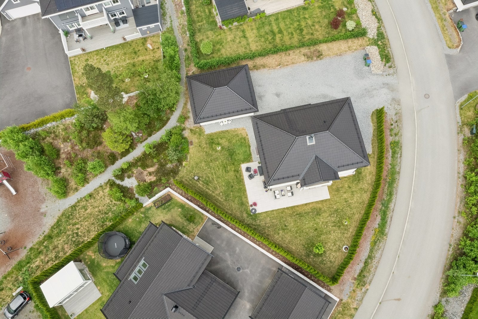 I tillegg så har du også en romslig dobbelt garasje med god lagringsplass. Galleribilde