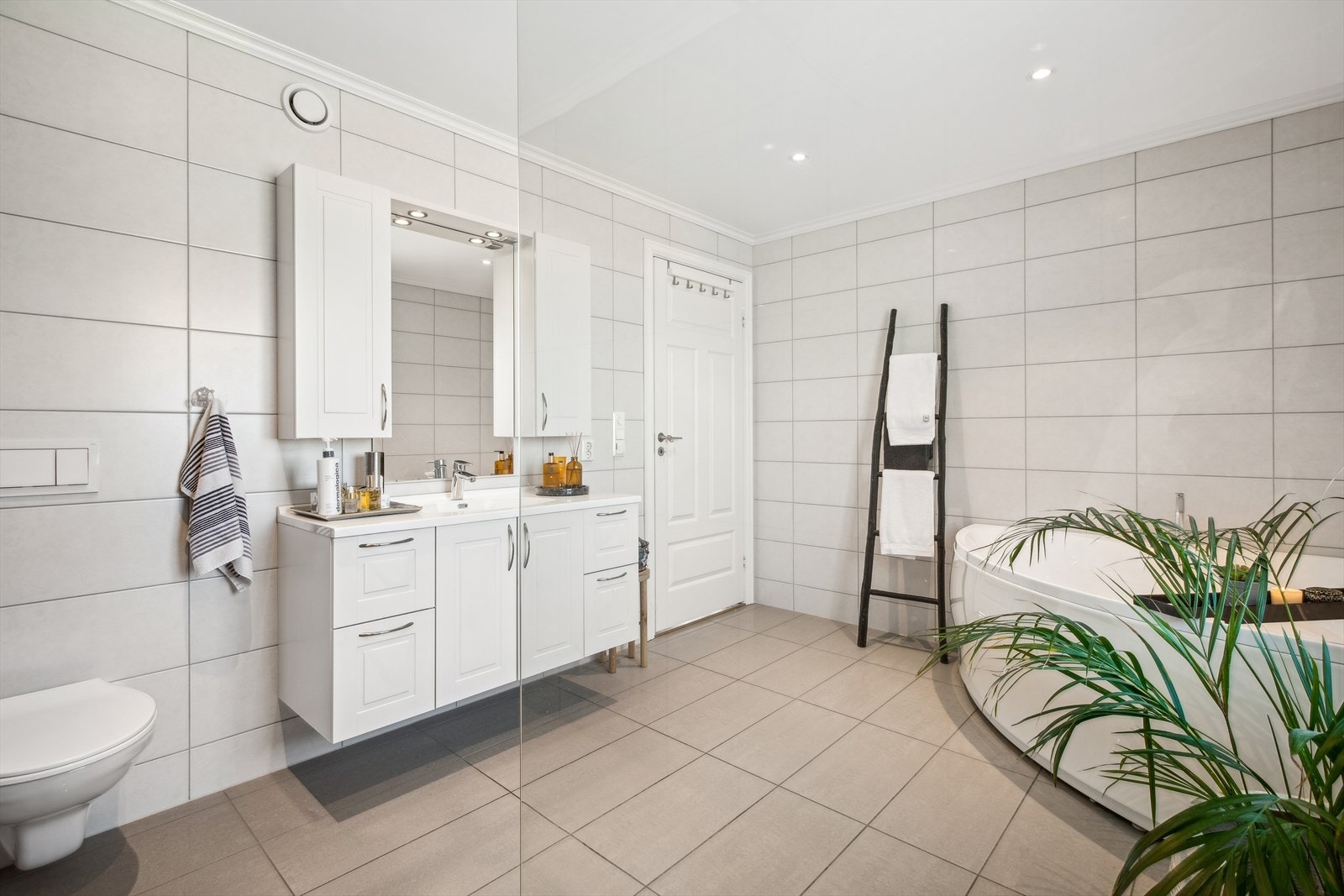 Det er lagt varmekabler i gulv og i himling er det montert downlights. Galleribilde