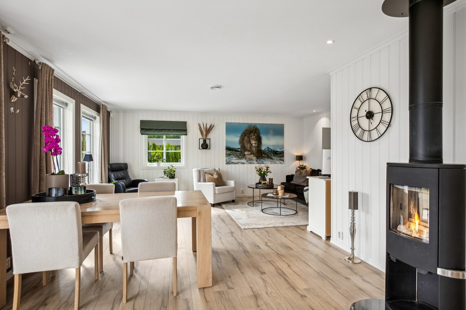 Stuen er praktisk designet og gir plass til både spisebord og sofamøblement. Her er det også installert en peisovn for ekstra varme og hygge. Galleribilde