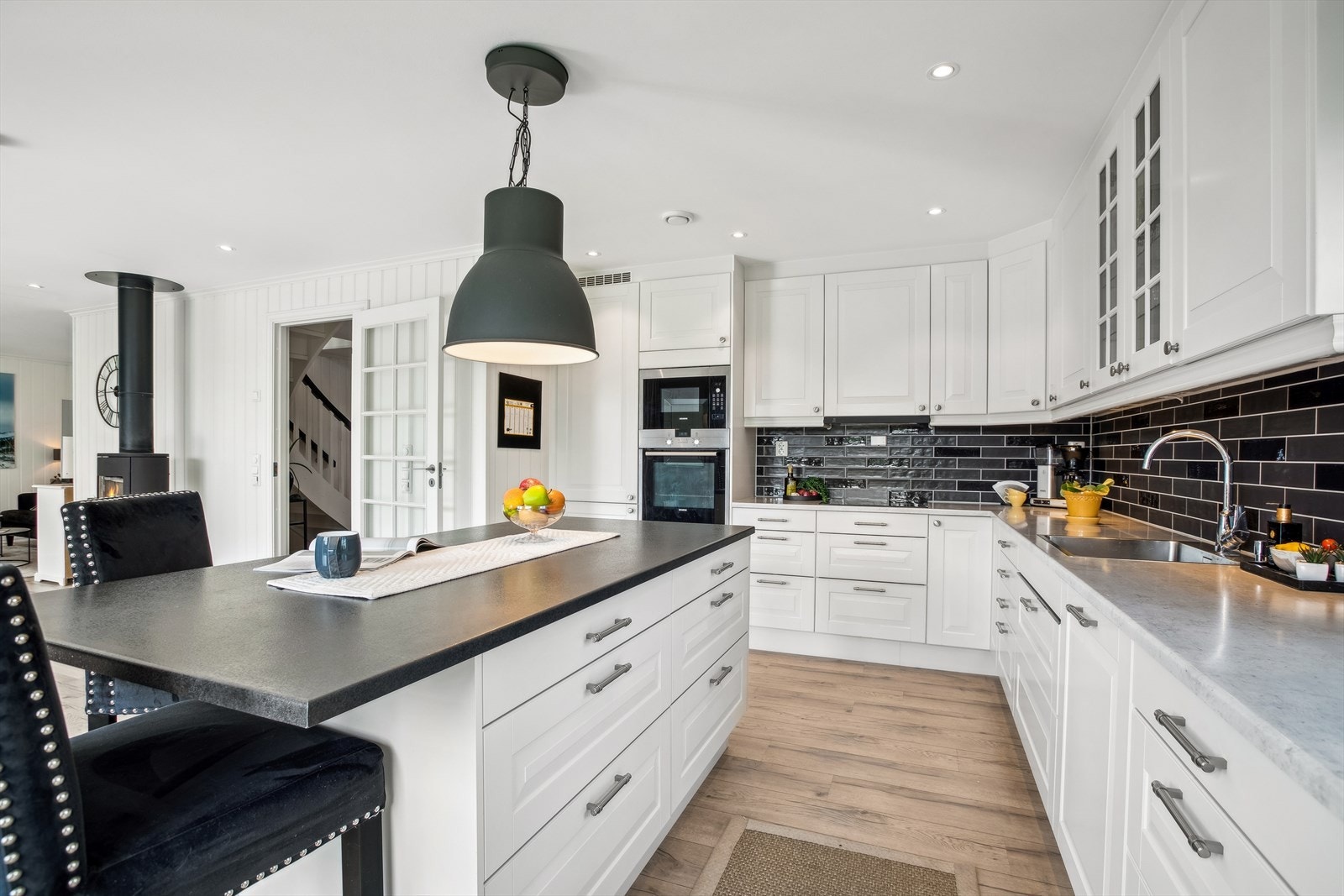 Videre på kjøkkenet er det integrert koketopp, kjøleskap, komfyr, micro og oppvasksmaskin som blender godt inn i innredningen. Lys under overskapene for en mer dempet belysning. Galleribilde