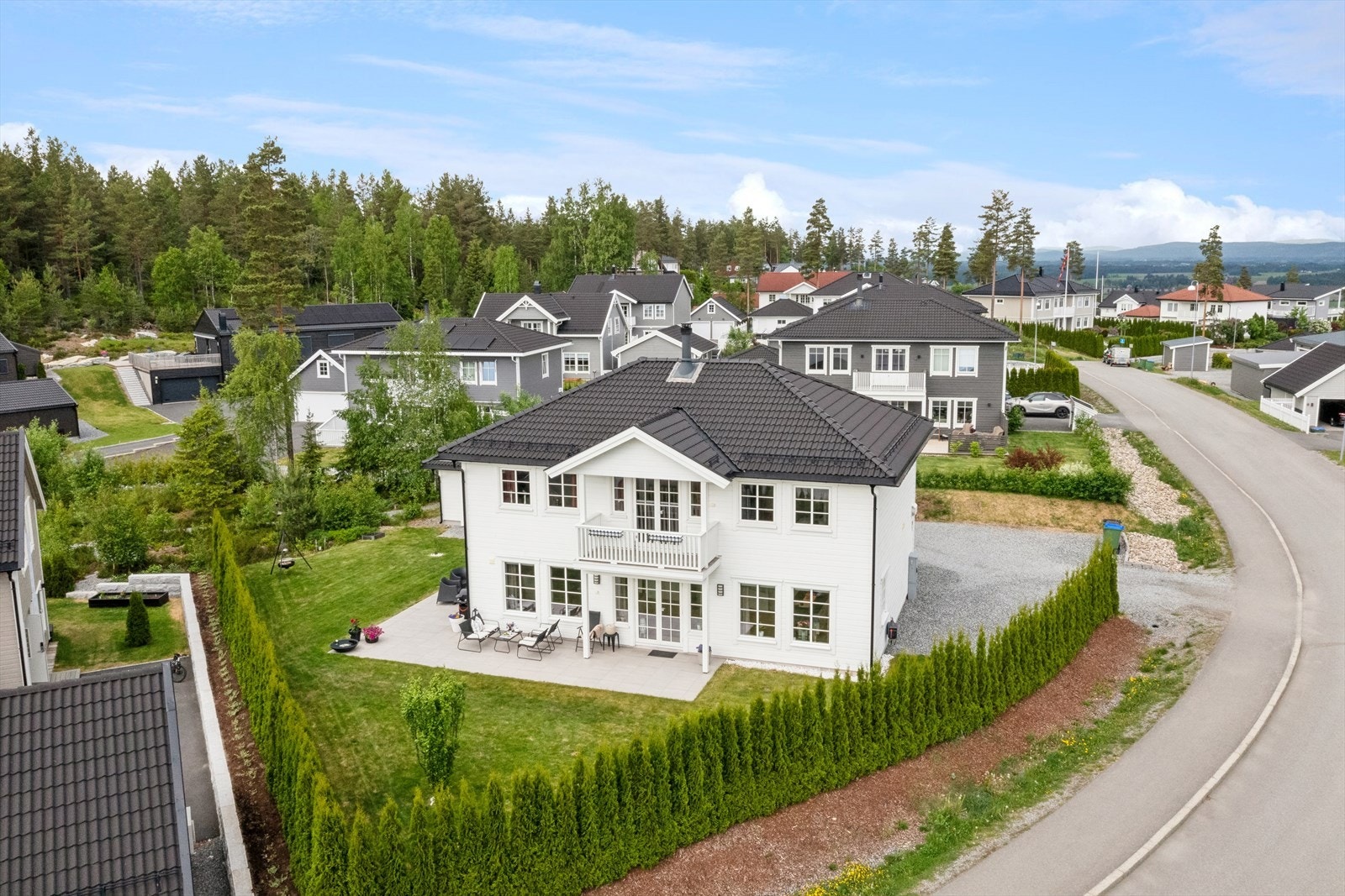 Eiendommen ligger høyt opp på Øvre Neskollen og området er et meget attraktivt, ettertraktet område. Her er det stille og rolig med marka tett tilknyttet. Galleribilde