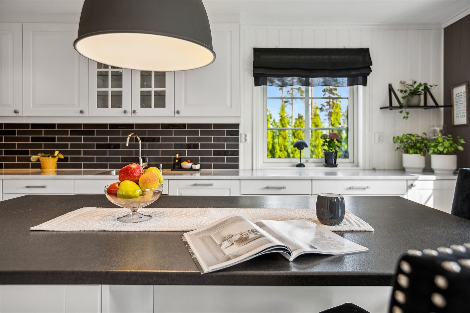 Ved oppføring av bygget ble det oppgradert med forlenget benkeplate langs hele veggen. Kjøkkenet er også praktisk innredet med en kjøkkenøy som gir både det sosiale og ekstra skap- og benkeplass. Galleribilde