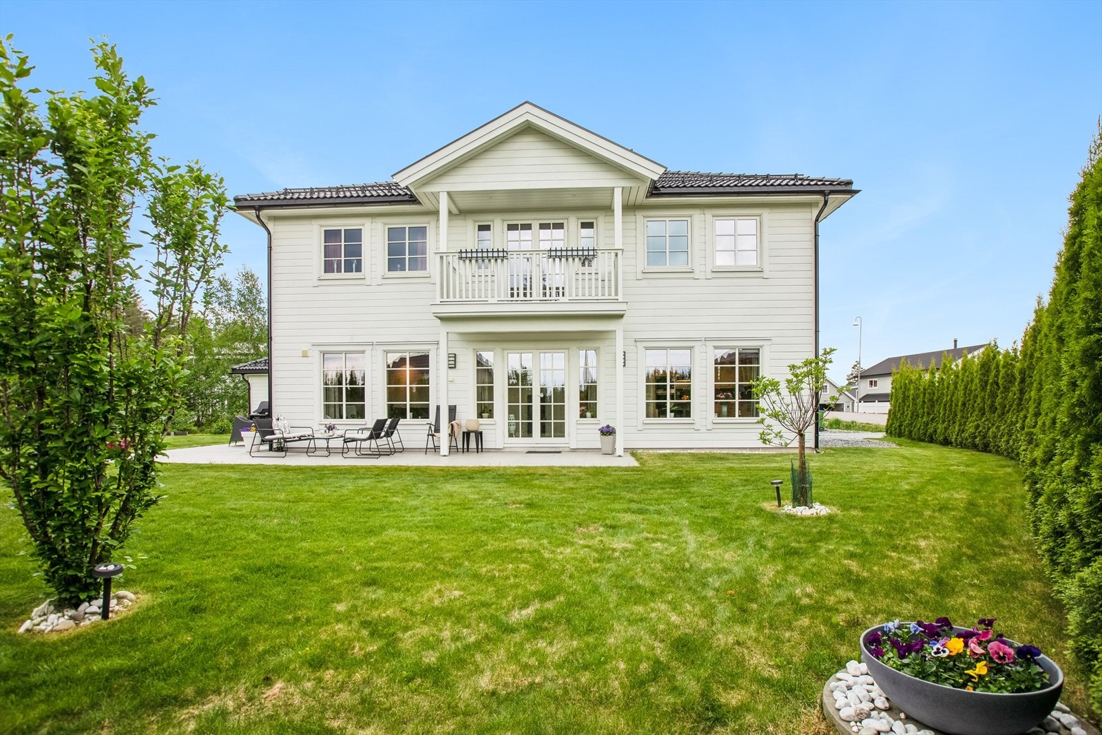 DNB Eiendom v/ Johanna Wenngren har den store gleden å presentere Vekta 20 - en herskapelig og flott enebolig på Øvre Neskollen! Galleribilde