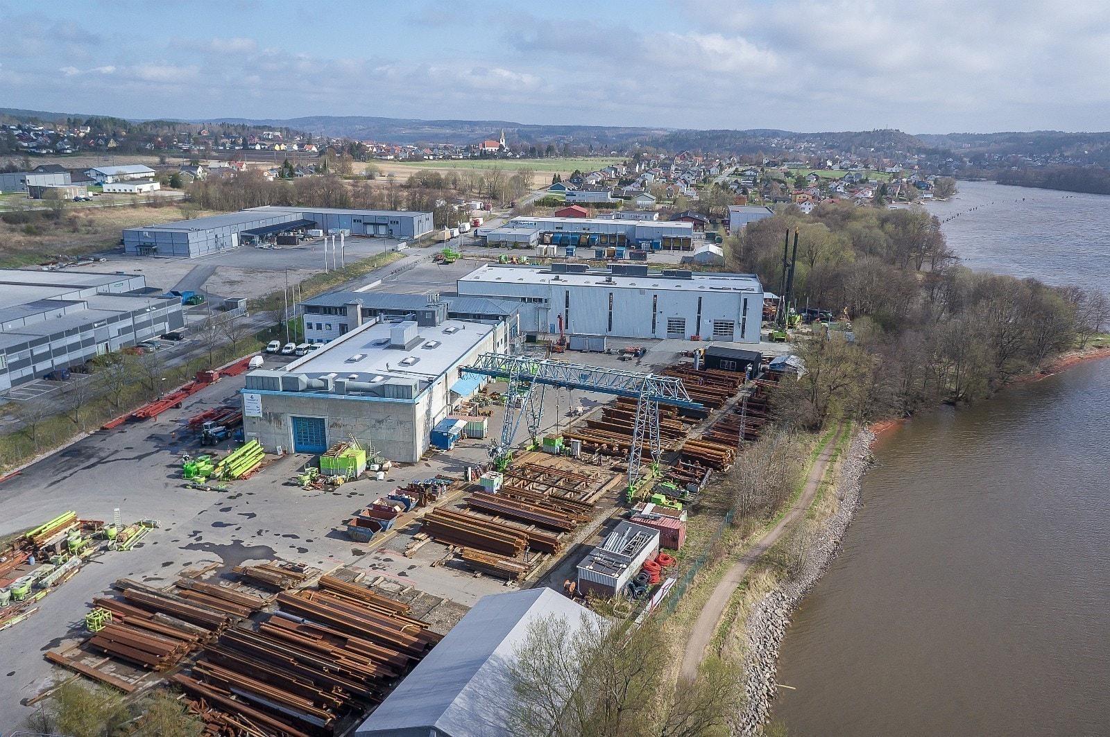 Vallehellene 3-5 og 7-9. Eiendommen er etablert sentralt på Valle Industriområde, som er mellom Sarpsborg og Fredrikstad. Galleribilde