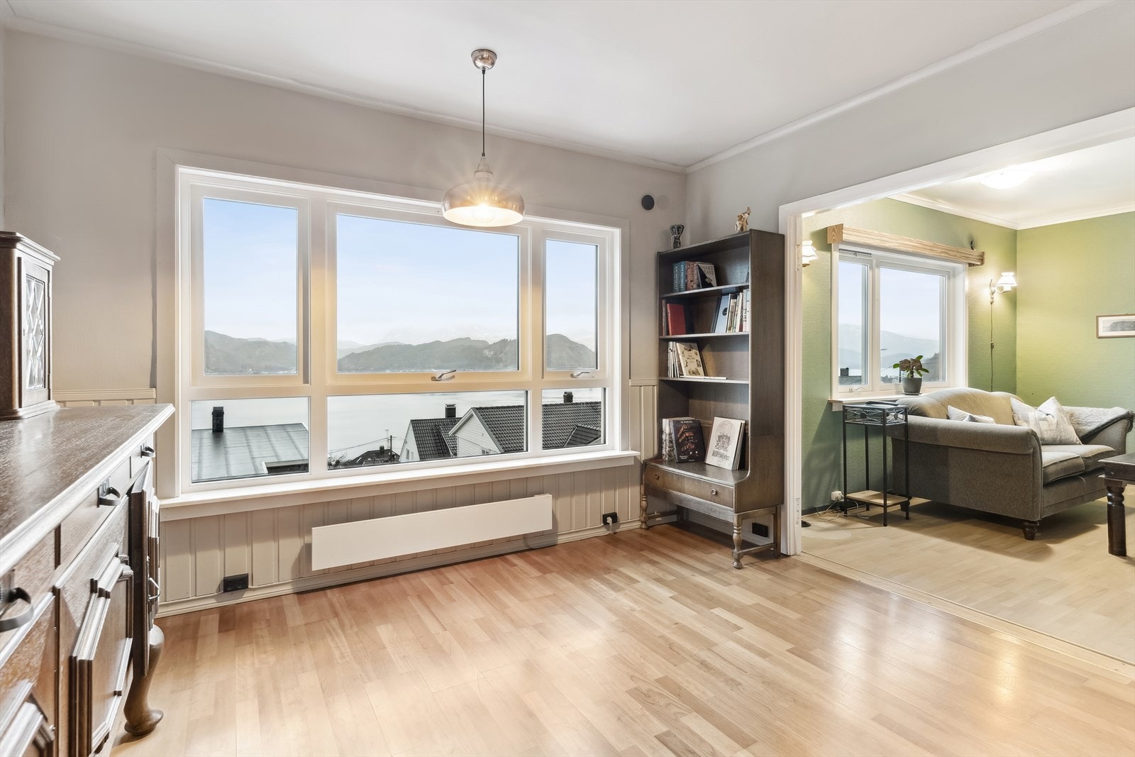 Stova er todelt, som gjer at ein enkelt kan dele den inn i ulike sosiale soner, for eksempel med ei eiga tv-stove. Galleribilde