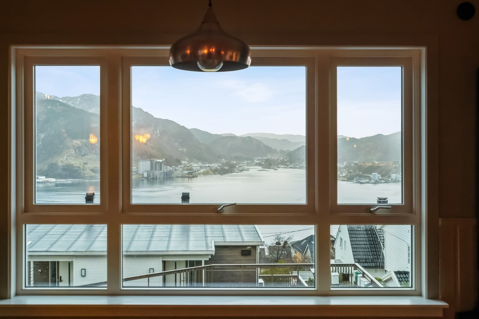Den flotte fjordutsikta blir eit naturleg samtaleemne blant middagsgjestane. Galleribilde