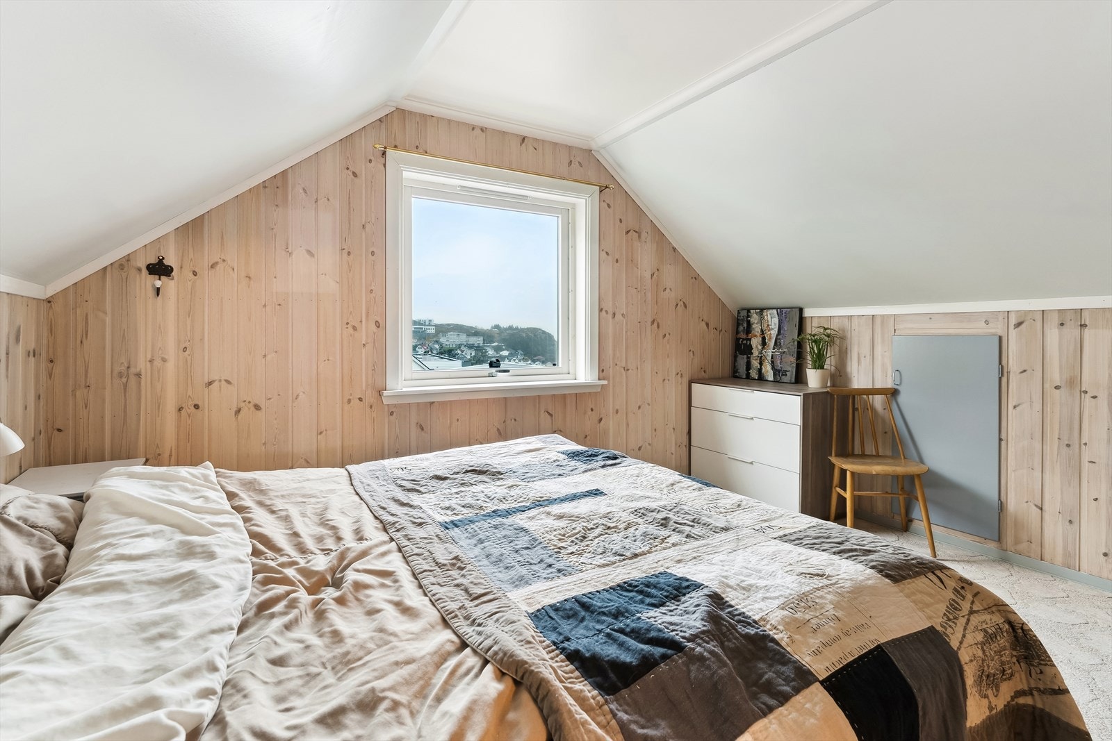 3 av romma ligg fint samla i 3. etasje, tilbaketrekt frå opphaldsromma. Galleribilde