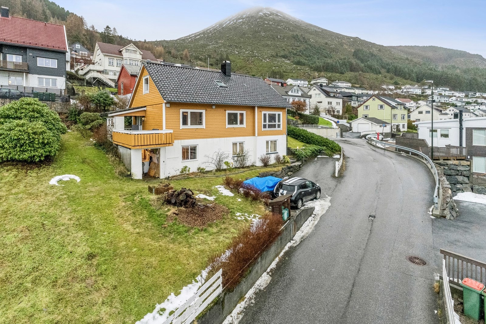 Eigedommen er fint beliggande i eit sentralt og attraktivt bustadområde og har gode sol- og utsiktsforhold. Galleribilde
