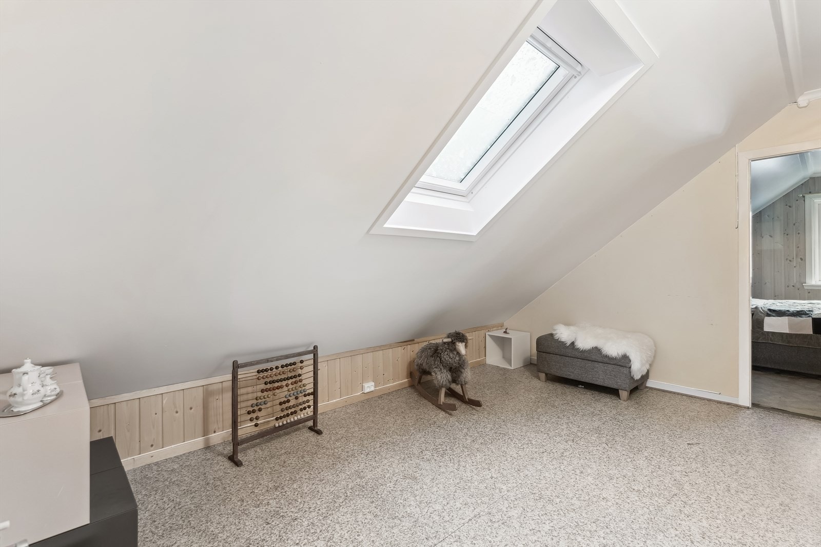 Lys og triveleg loftsstove - flott som eiga avdeling for barna og ungdomen i huset. Galleribilde