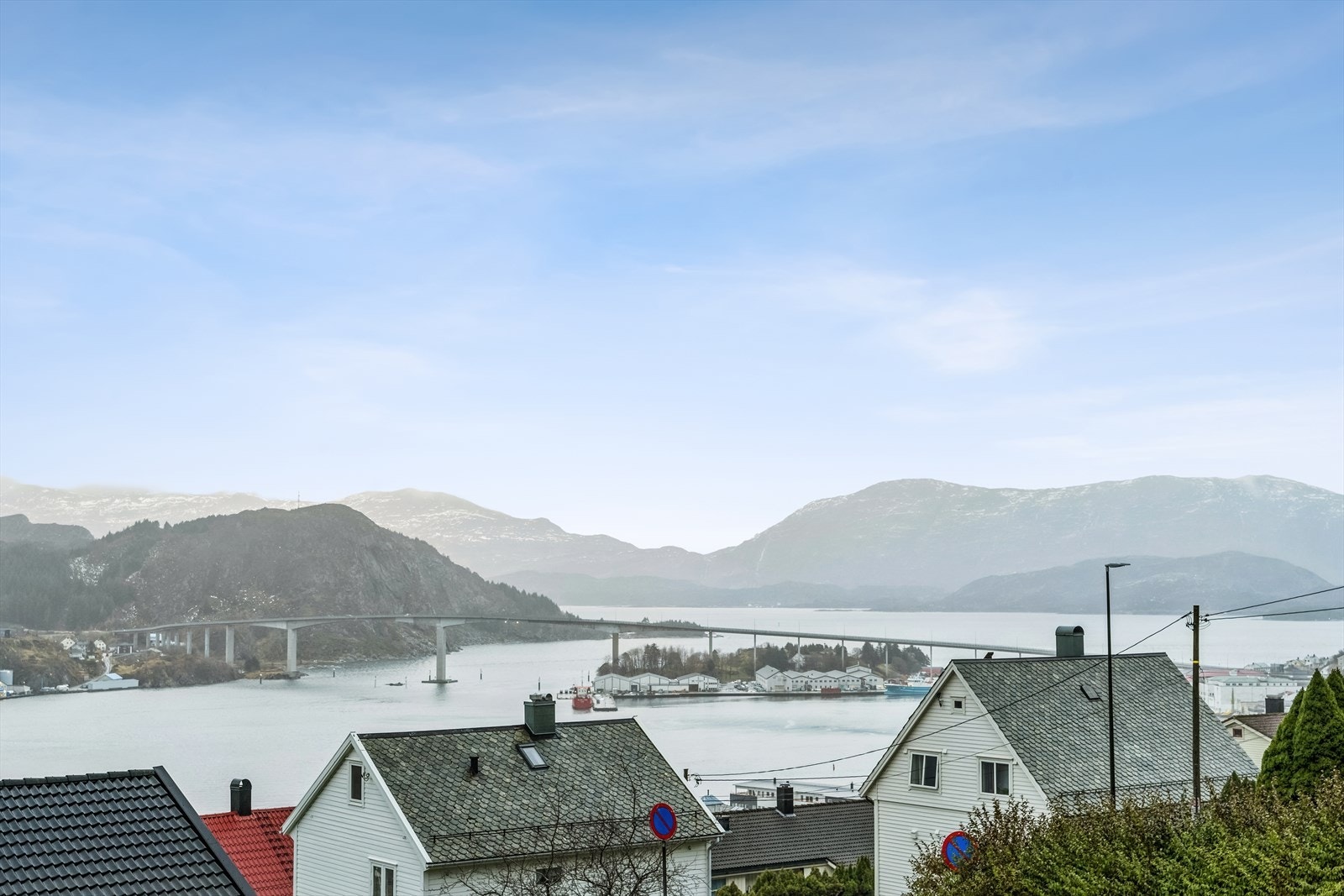 Bustaden ligg på eit høgdedrag som gjev deg flott utsikt over sentrum, fjorden og fjella ikring. Galleribilde