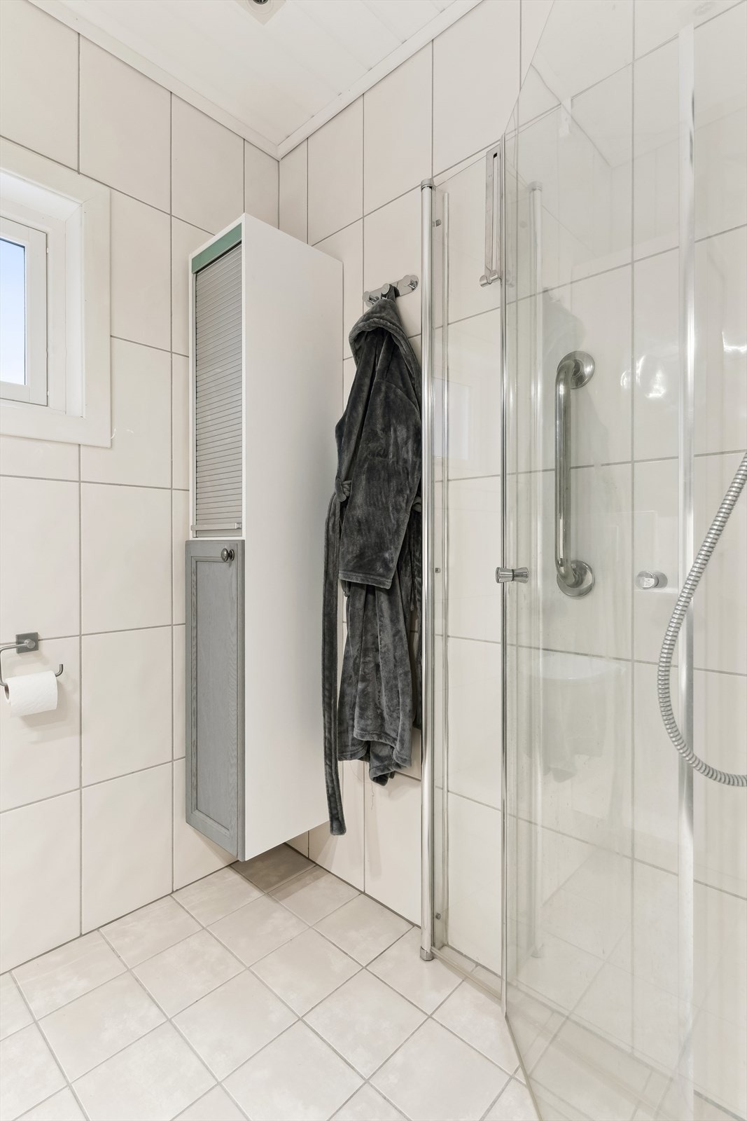 Dusj på vegg med innfellbare og plassbesparande dusjveggar, samt varmekablar i golv gjer dette badet til ein god stad å starte dagen på. Galleribilde