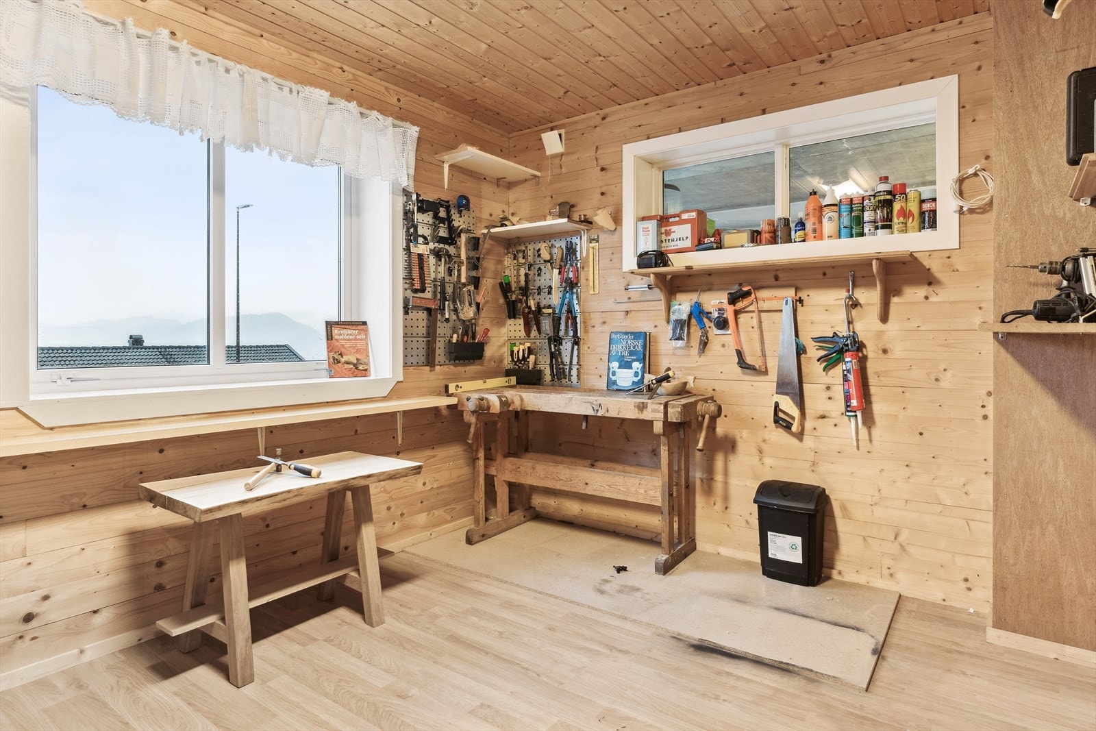 Her kan hobbysnekkeren lage eigne møblar og samle verktøy. Galleribilde
