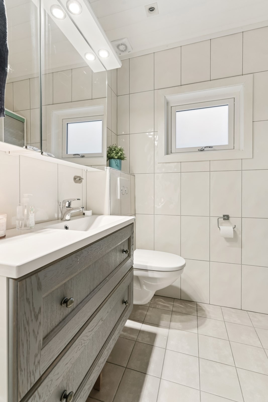 Badet framstår stilfullt med nøytralt og tidsriktig fargeval. Godt med oppbevaringsplass i skuffer, speilskap og høgskap. Galleribilde
