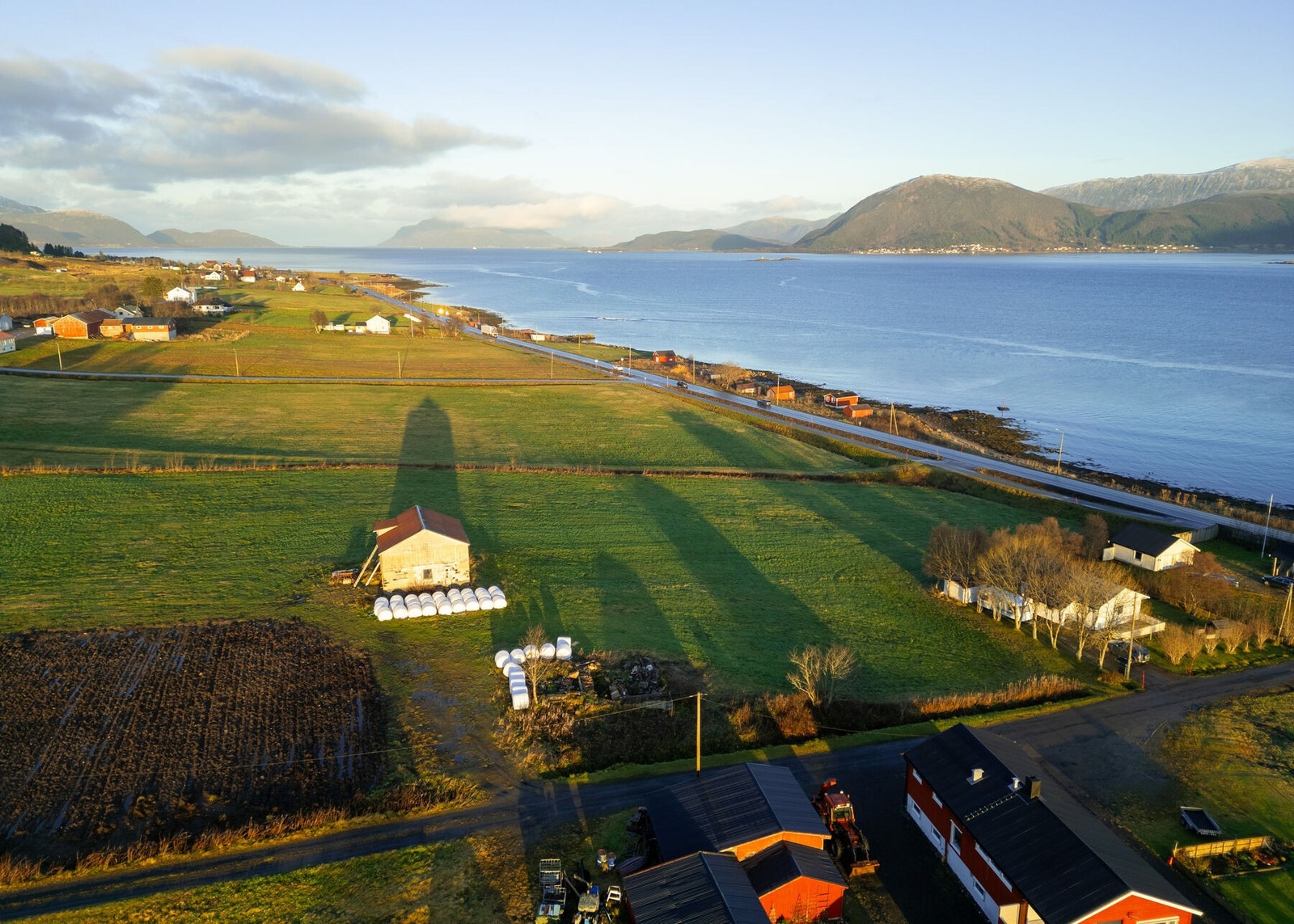 Det er nylig utført rydde- og rivningsarbeid av eldre bolighus på tomten, og tomten fremstår for tiden som råtomt. Galleribilde