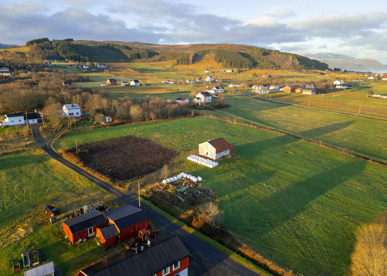 Tomten gir mulighet for å bygge bolig med hovedfasade mot øst, med gode sol- og utsiktsforhold. Galleribilde