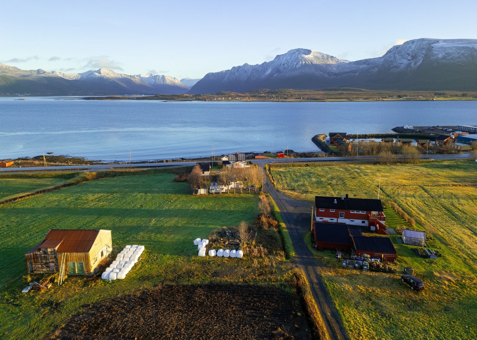 Eiendommen ligger landlig og samtidig sentrumsnært til i et område med spredt bebyggelse, ca. 3 km unna Sortland sentrum. Galleribilde