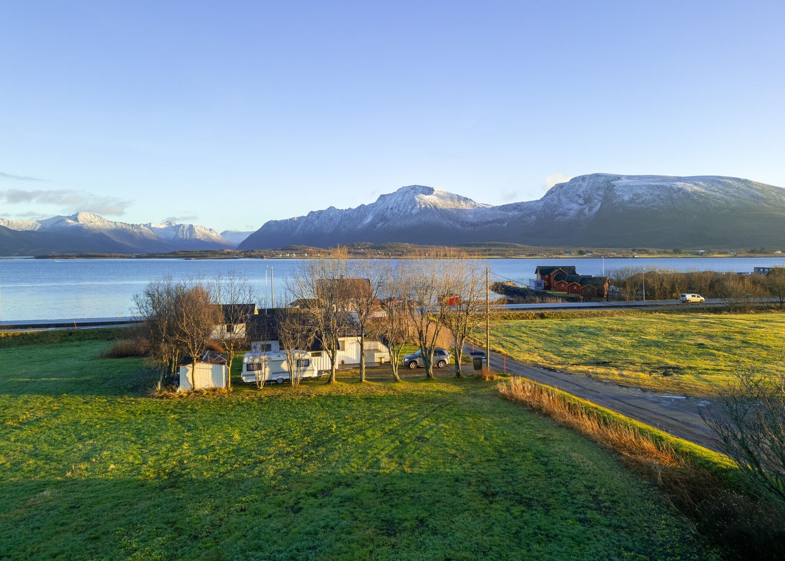 Naturskjønn utsikt mot sjø, fjell og landlige omgivelser. Galleribilde