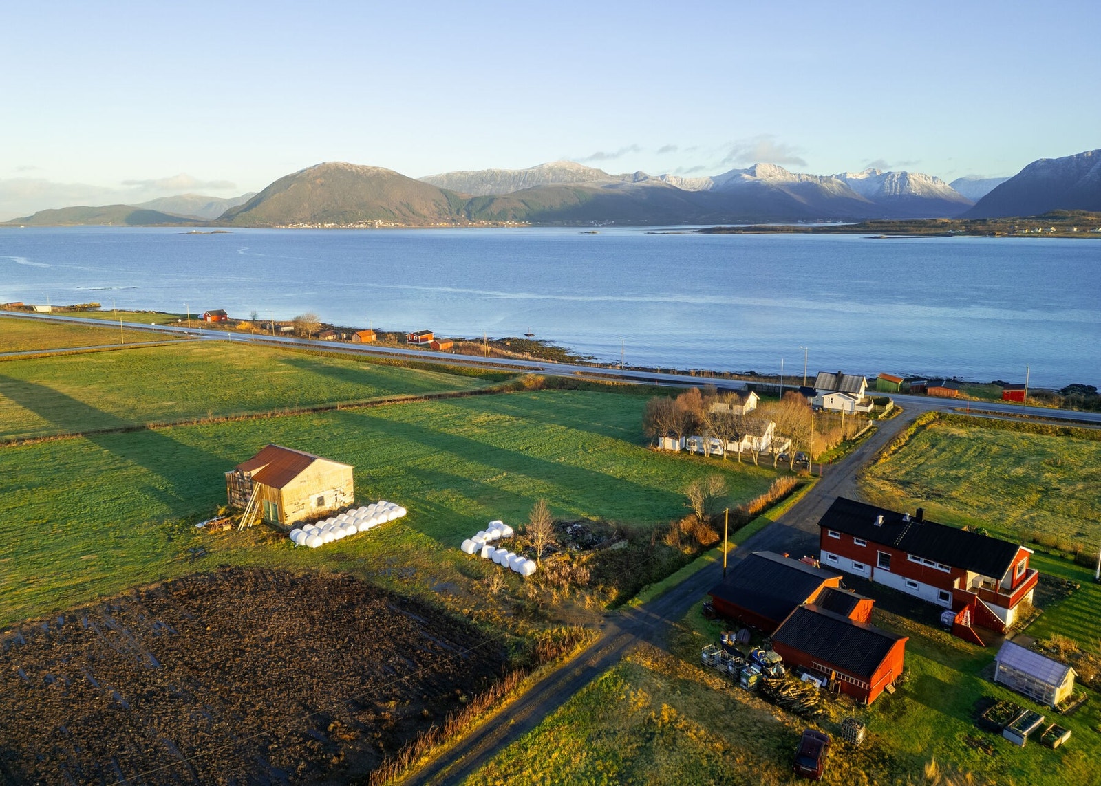 Eiendommen ligger i et uregulert område, og er avsatt til LNFR formål i kommuneplanen. Deler av tomten er landbrukstomt med driveplikt. Galleribilde