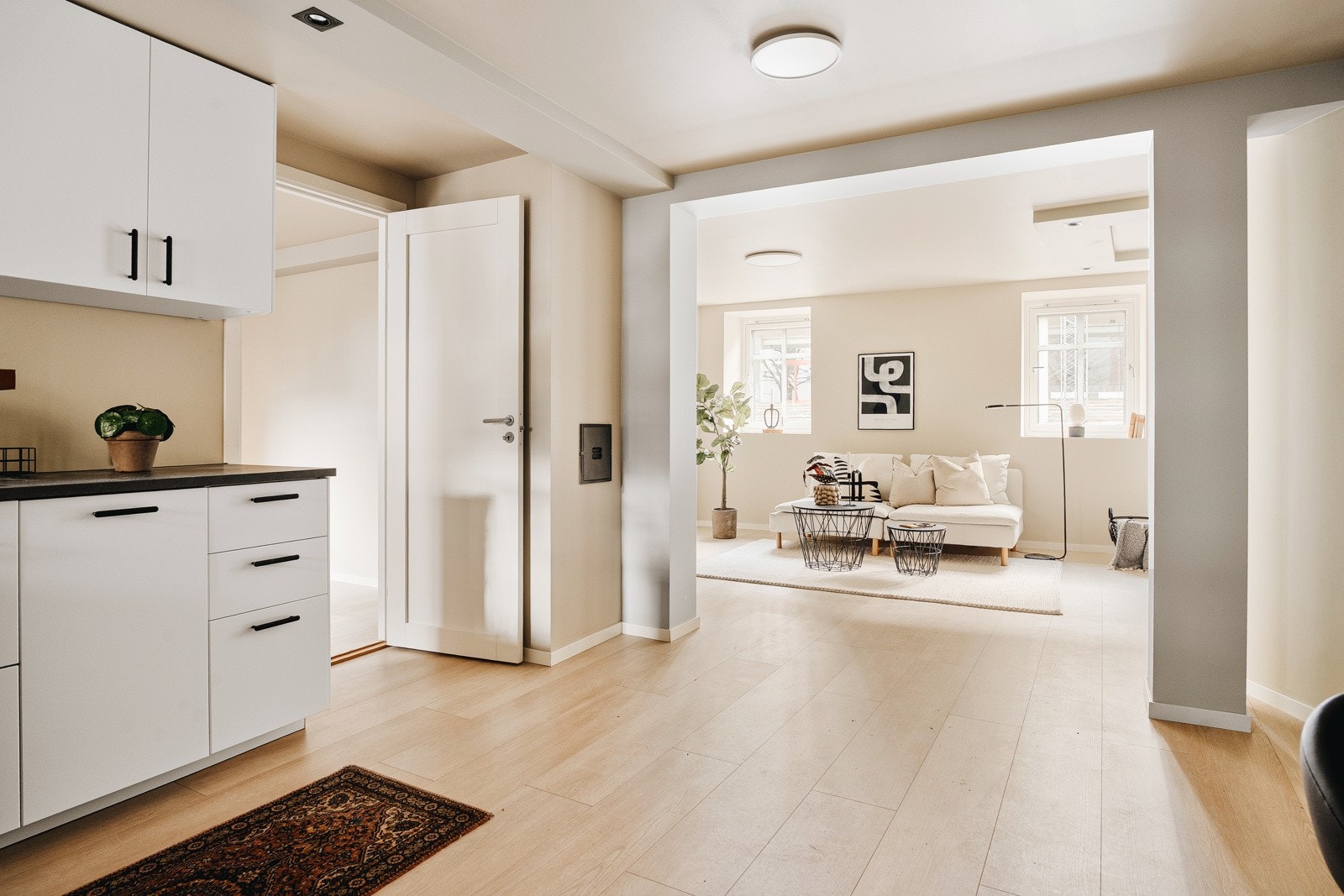 Moderne stue/kjøkken areal med plass til romslig sofakrok og ønskelig møblement. Galleribilde