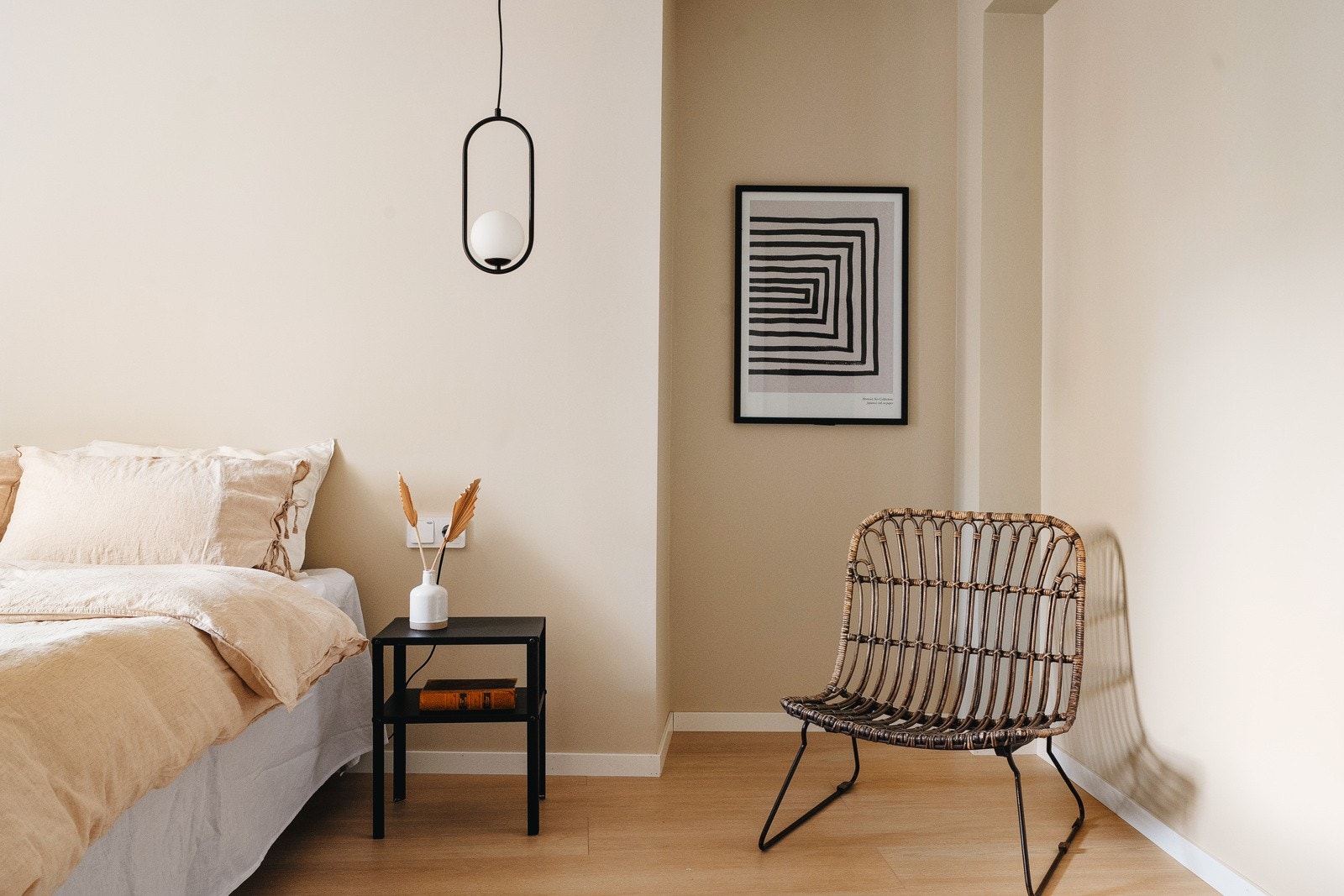 Her er det god plass til både dobbelseng og stor garderobeløsning. Galleribilde