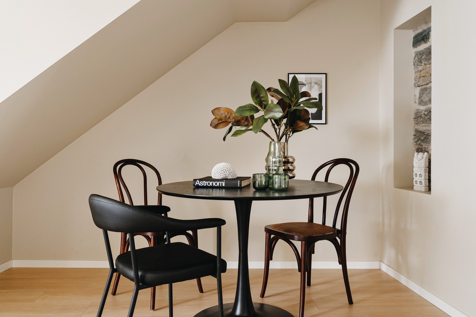 Grunnet stue/kjøkken sitt romslige areal er det gode innredningsmuligheter. Galleribilde