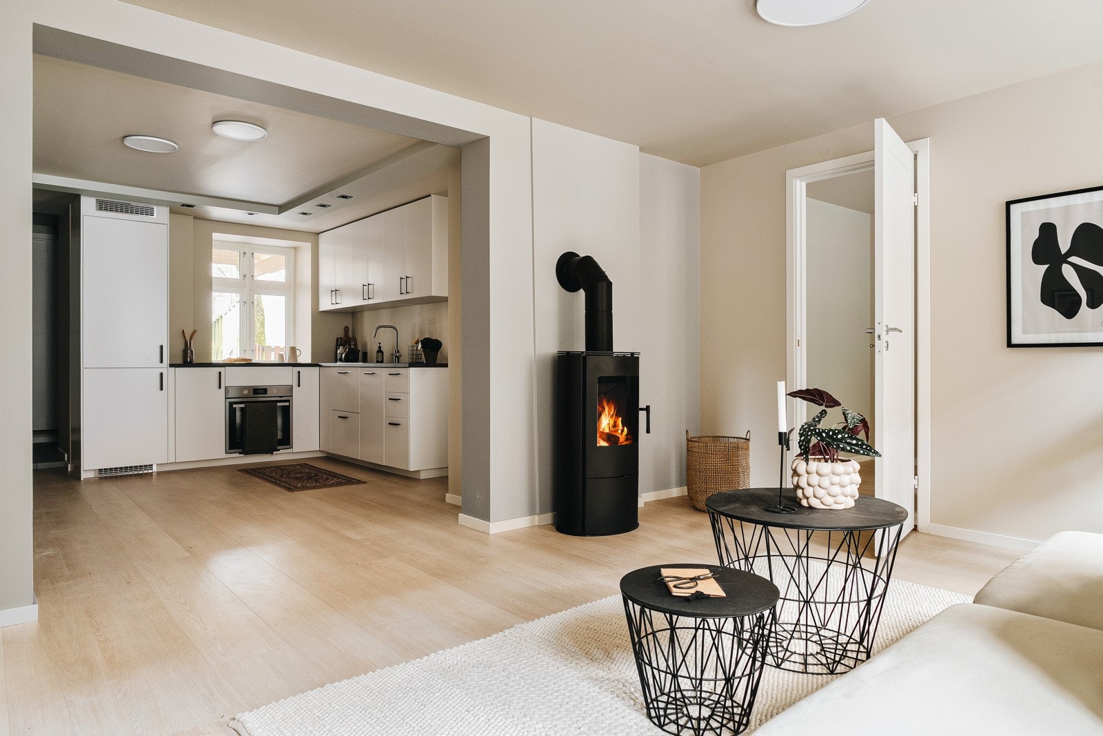 Dette er en totaloppusset 3-roms selveierleilighet midt i byen! Her har du en stor stue/kjøkken løsning, lekre detaljer og mye mer! Galleribilde