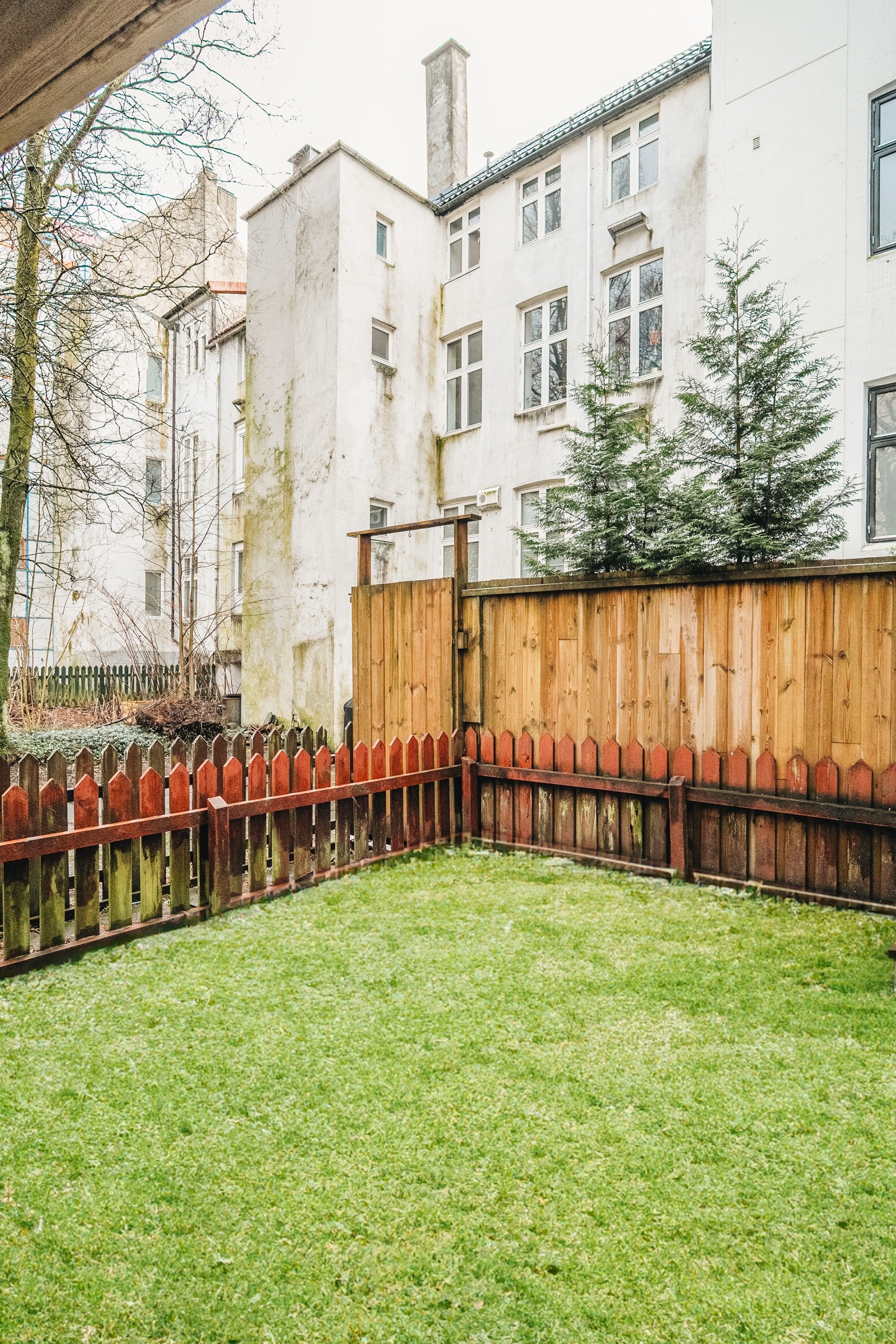 ILLUSTRASJONSFOTO av felles uteplass som er plassert rett ved leiligheten. Det er utenom et fellesloft i sameiet og en utleiedel. Galleribilde