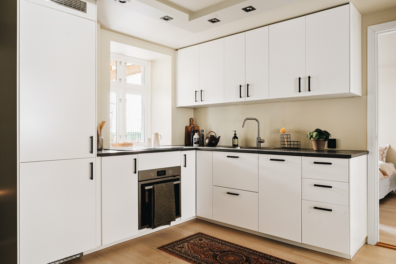 Kjøkkenet har helt nye og lekre integrerte hvitevarer som medfølger handelen. Galleribilde