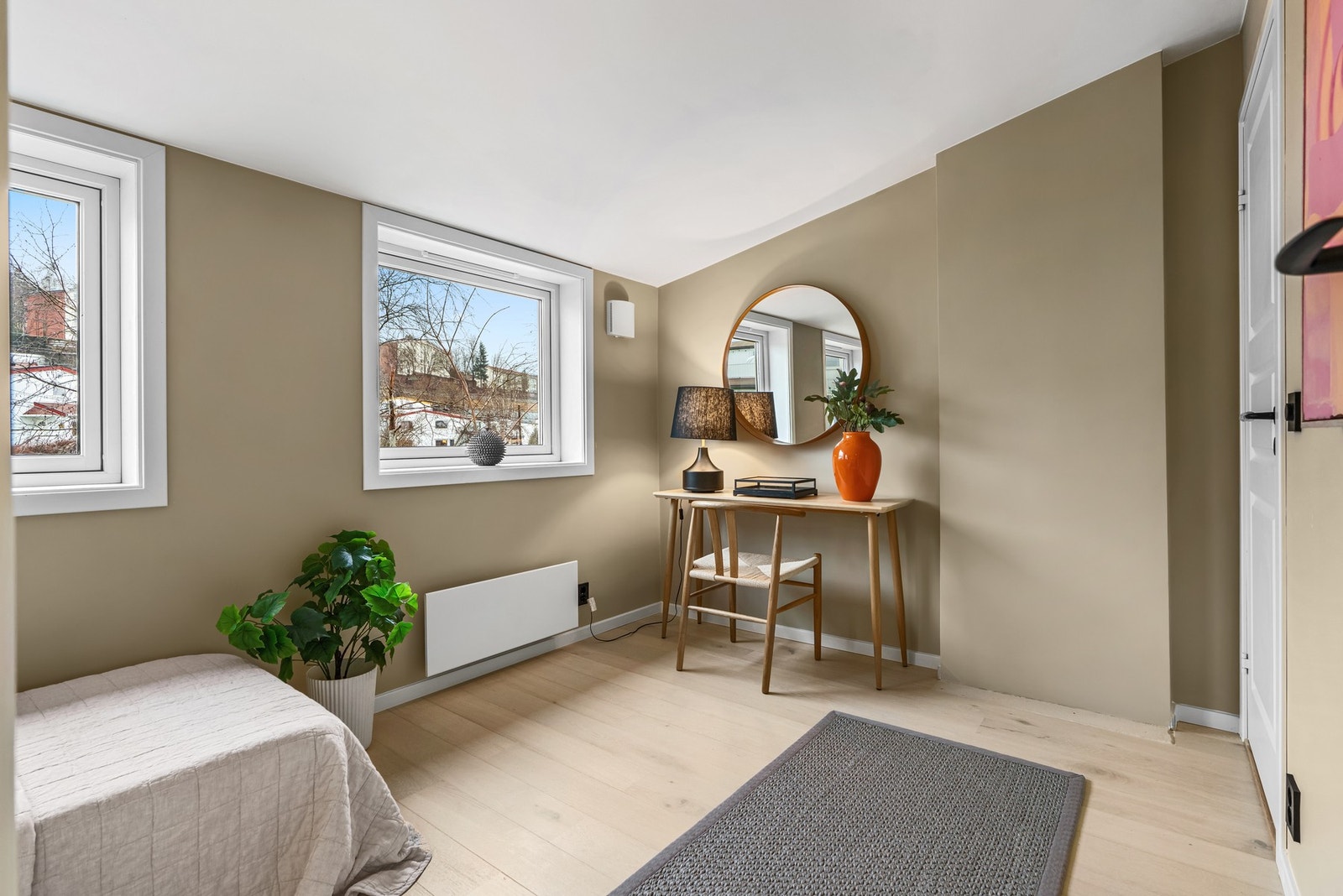 Plass til seng og garderobeløsninger. Galleribilde