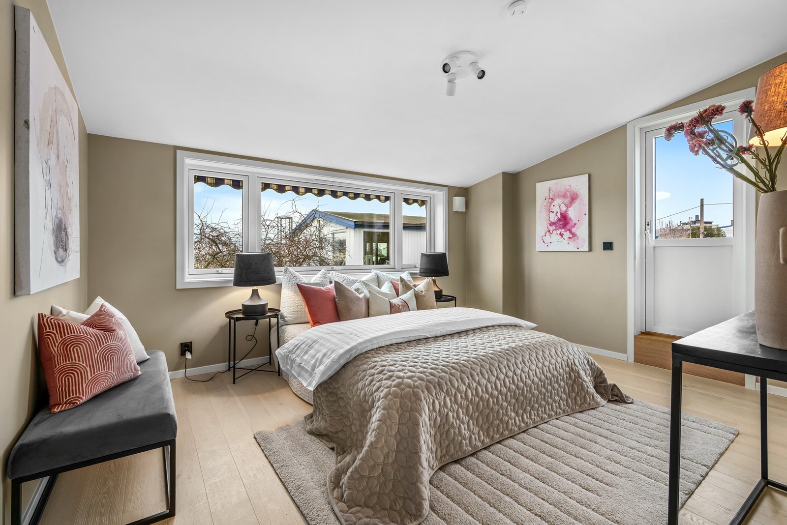 Boligens begge soverom ligger i denne etasjen. Hovedsoverommet er av god størrelse og har direkte tilgang til vestvendt terrasse. Galleribilde