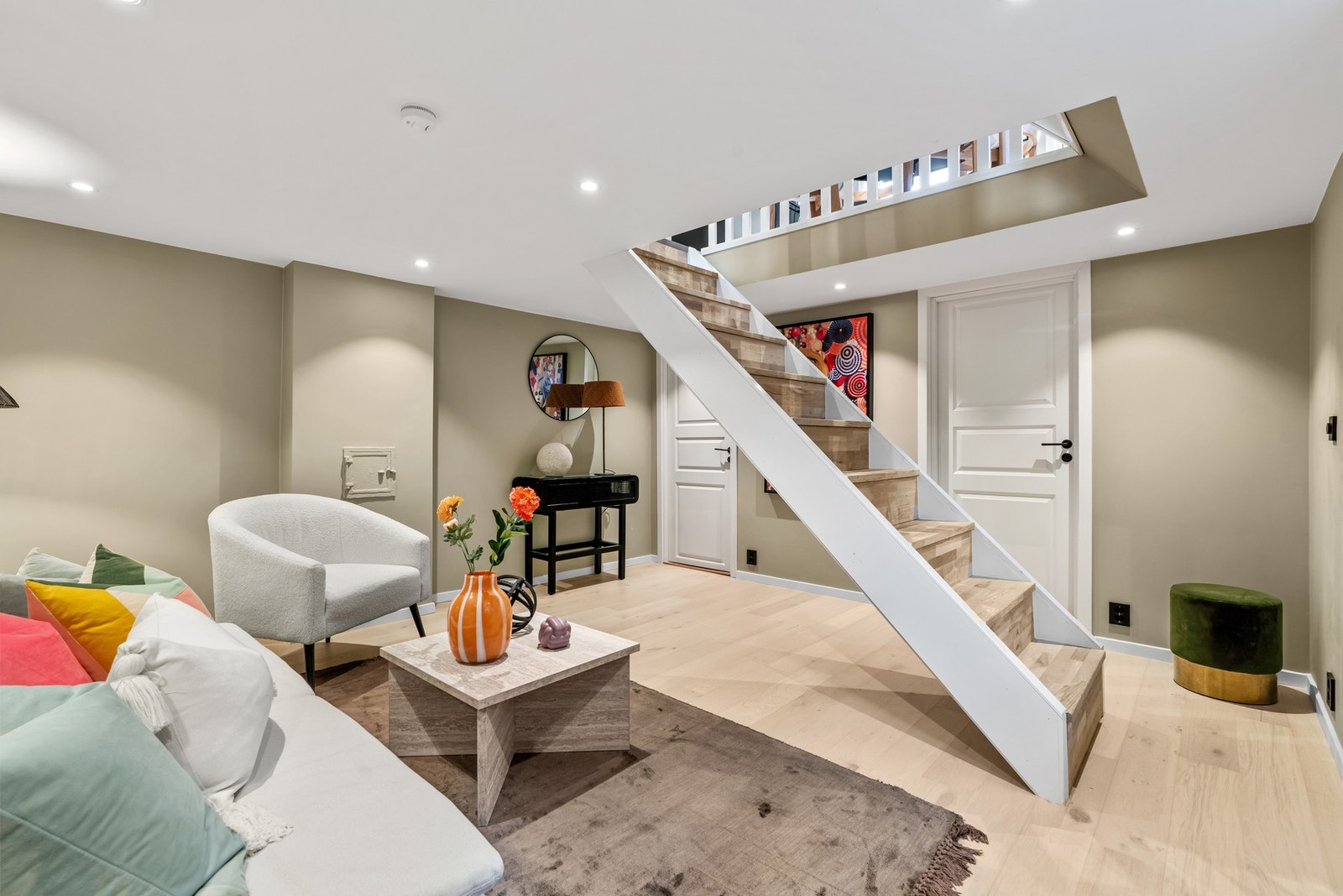 Kjellerstuen er optimal for deg som trenger litt ekstra spillerom. Det er god plass til sofa- og loungemøbler her nede. Galleribilde