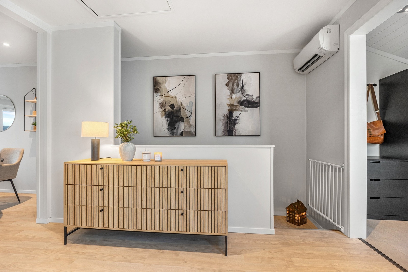 Fra stua er det trapperom ned til leilighetens underetasje. Galleribilde