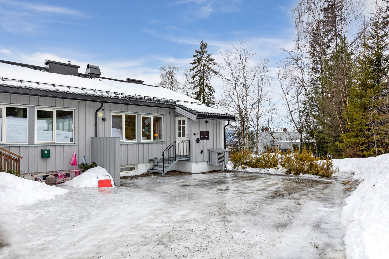 Enderekkehus med gode parkeringsmuligheter. Galleribilde