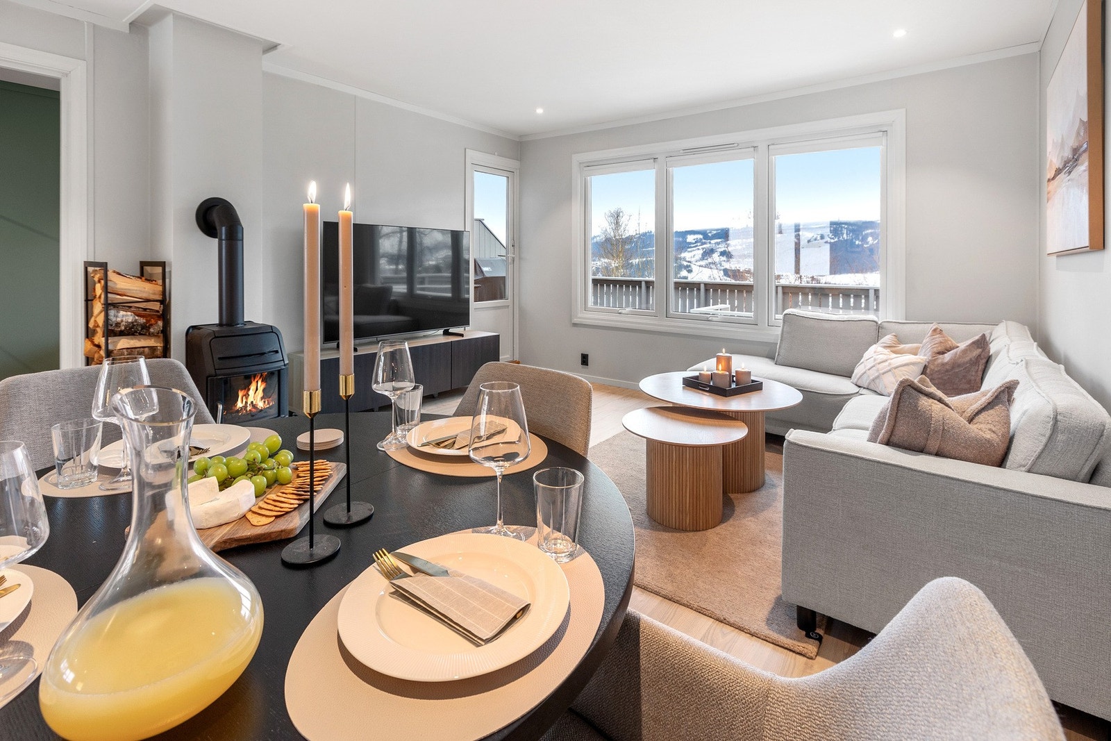 Det er utgang til delvis overbygget og vestvendt veranda med svært god solgang. Galleribilde