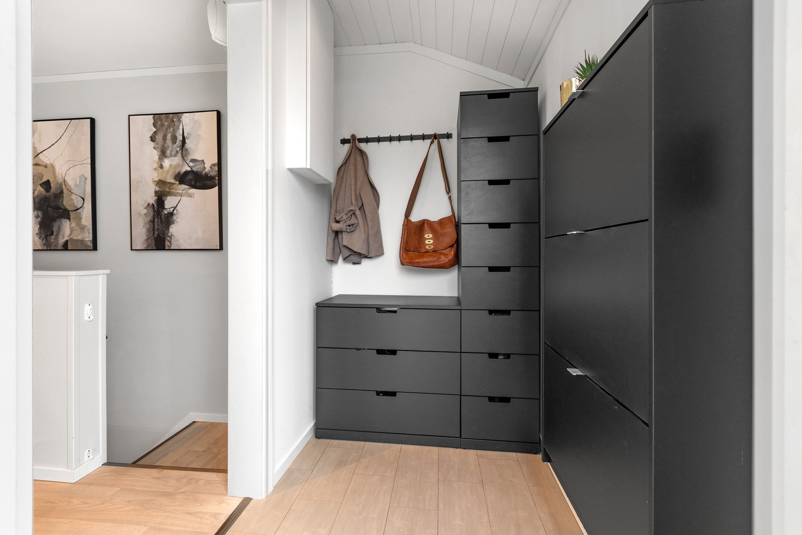 Romslig entre med god garderobeløsning. Galleribilde