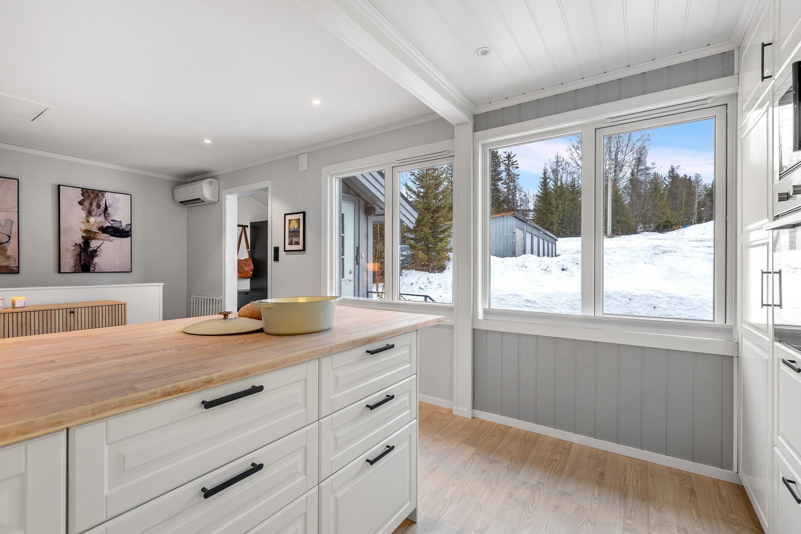 Downlights i taket ble satt inn v/oppussing av kjøkkenet. Gode vindusflater opp mot gårdsplassen. Galleribilde