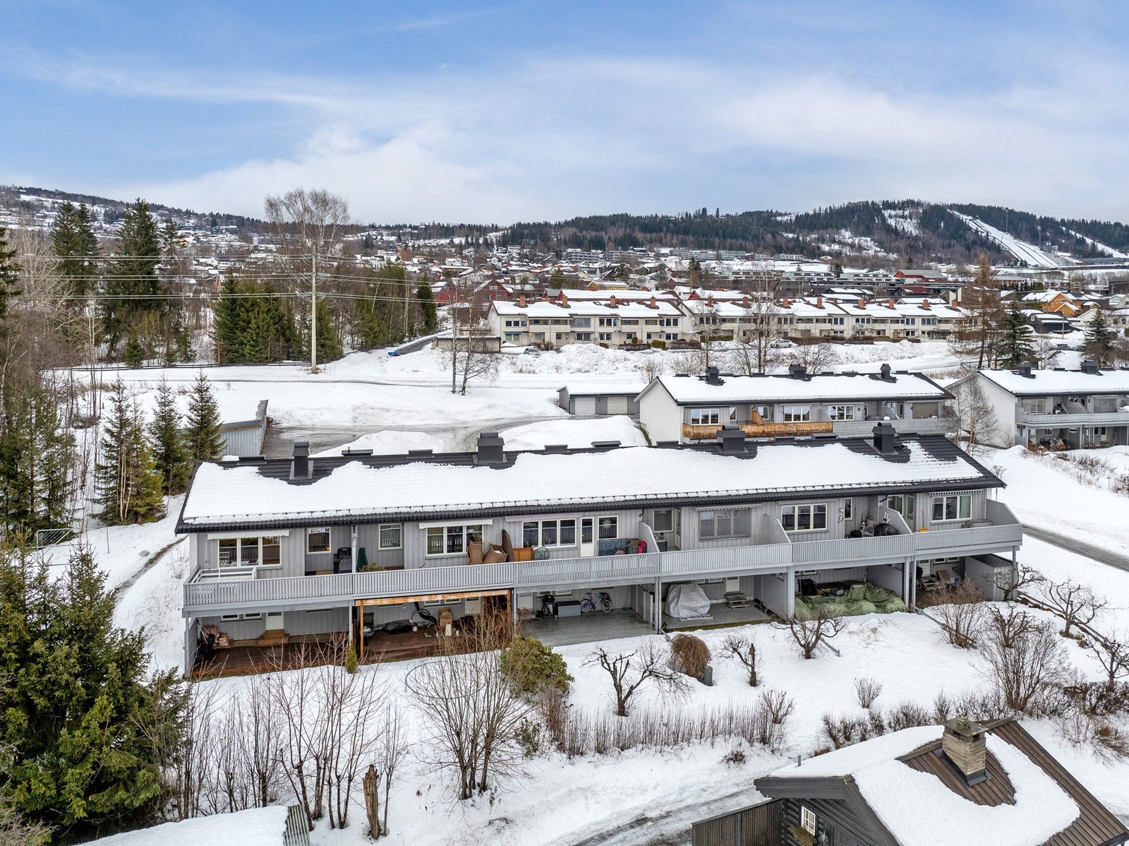 Boligen ligger i et veletablert boligområde i Nordre Ål i Lillehammer kommune, ca. 1,6 km fra sentrum. Galleribilde