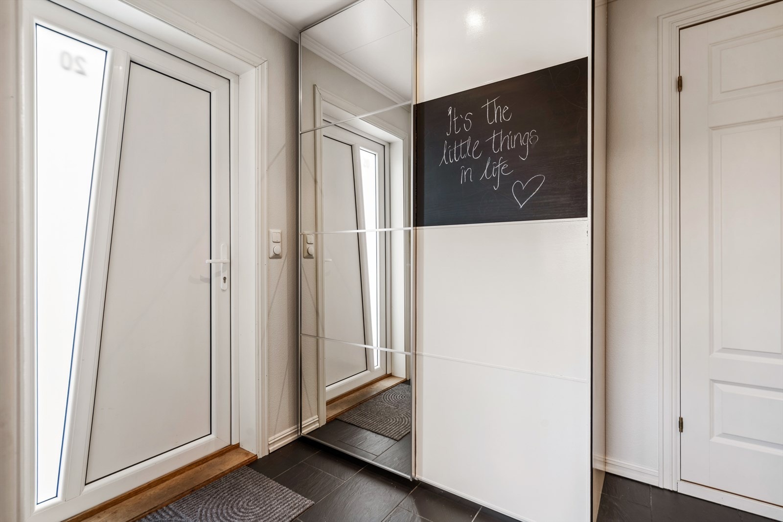 Gang med garderobe Galleribilde