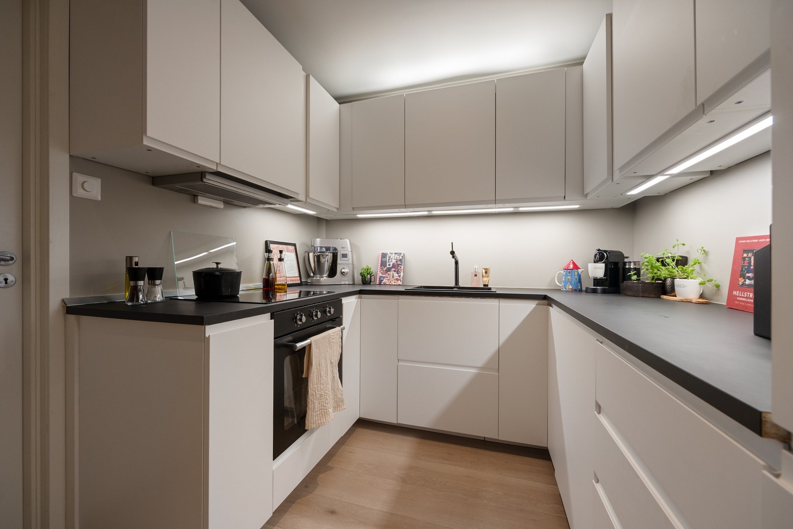 Det er kjøkkenventilator med avtrekk ut. Galleribilde